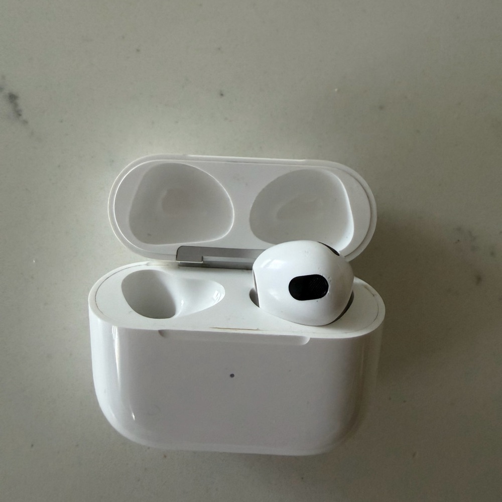 Apple White Charging Case Gen4
